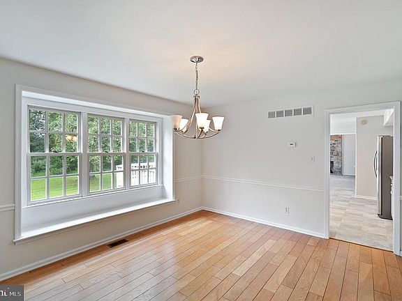 4th image of 706 Creek View Cir