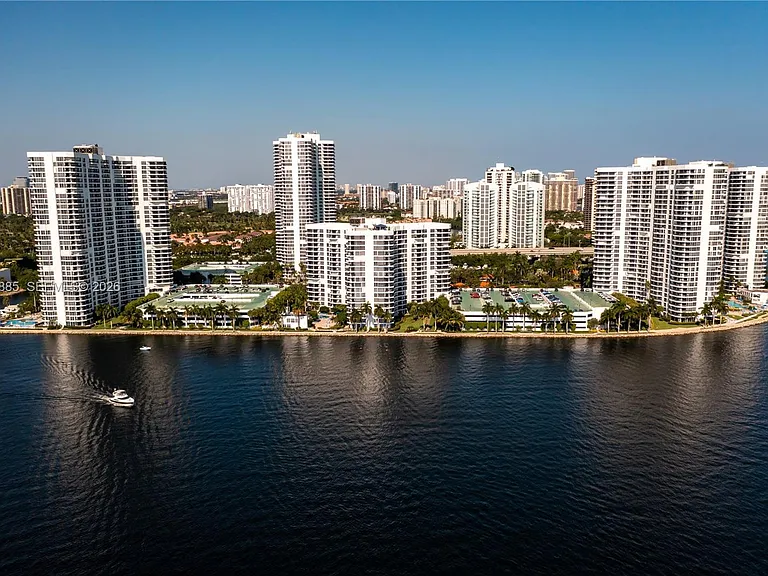 3600 Mystic Pointe Dr #114 — Photo 27