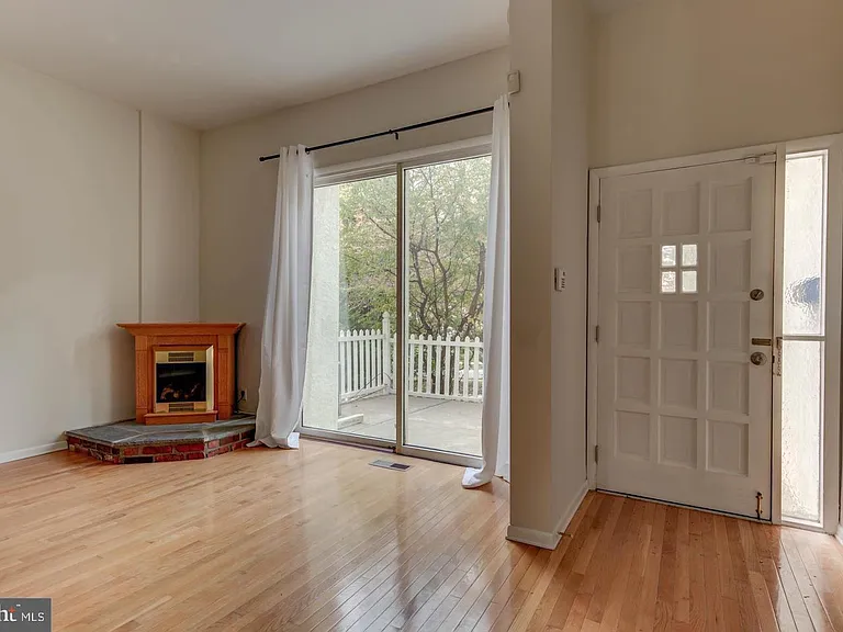 107 Montrose Ave — Photo 4