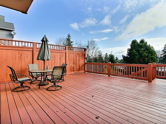 Huge Deck & seasonal mountain view