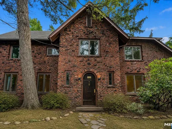 8 Harriot Ave, Harrington Park, NJ 07640