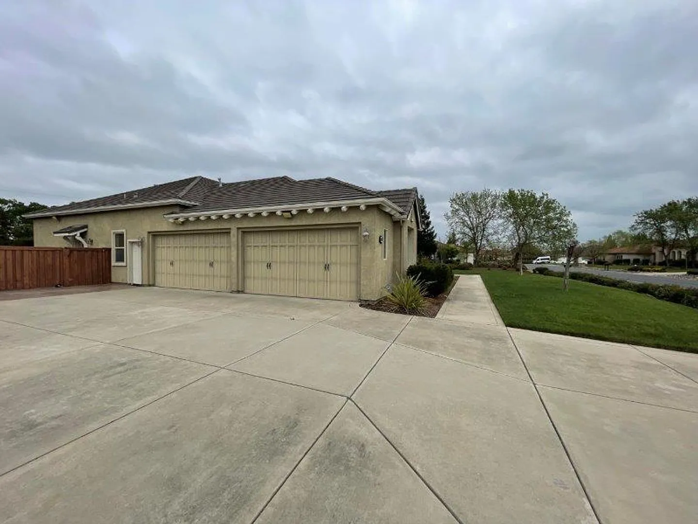 Absolutely Gorgeous Home in Desired Elk Grove Gated Community — Photo 3