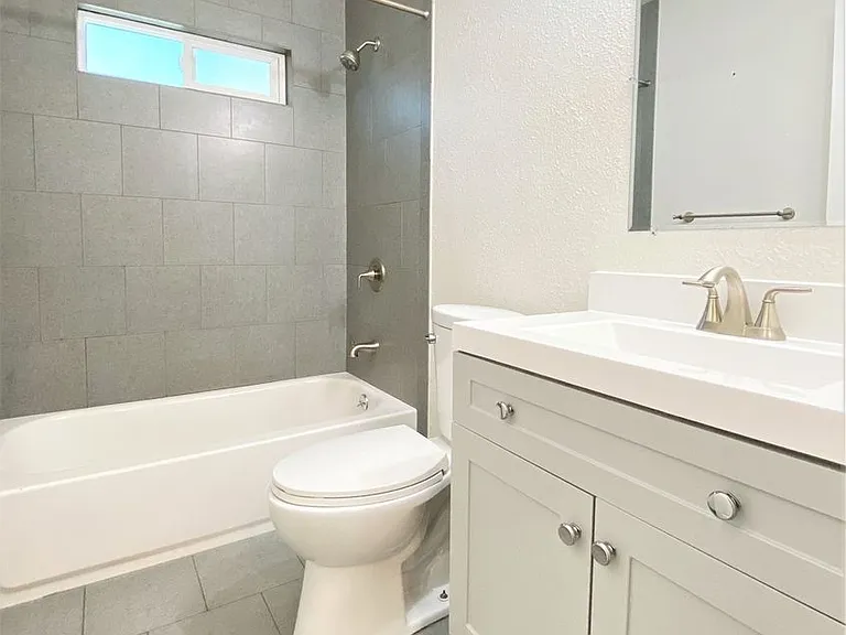 Beautifully updated 2 bed/1 bath Duplex in Redwood City with yard Available NOW! — Photo 10