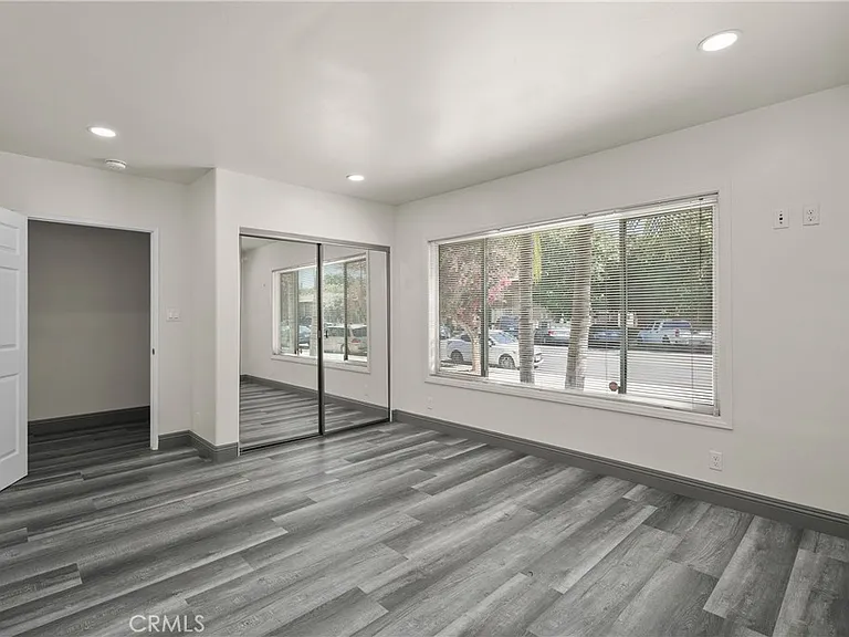 14335 Hamlin St — Photo 11