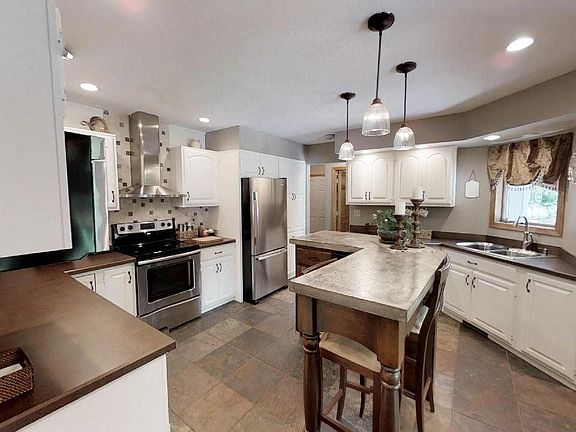 5th image of 23 White Oak Dr
