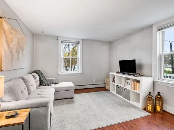 38 Moseley Ave APT 3, Newburyport, MA 01950