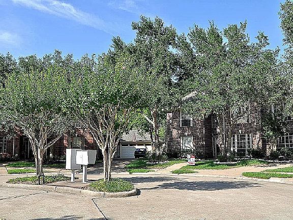 3rd image of 1518 Honeysuckle Ln