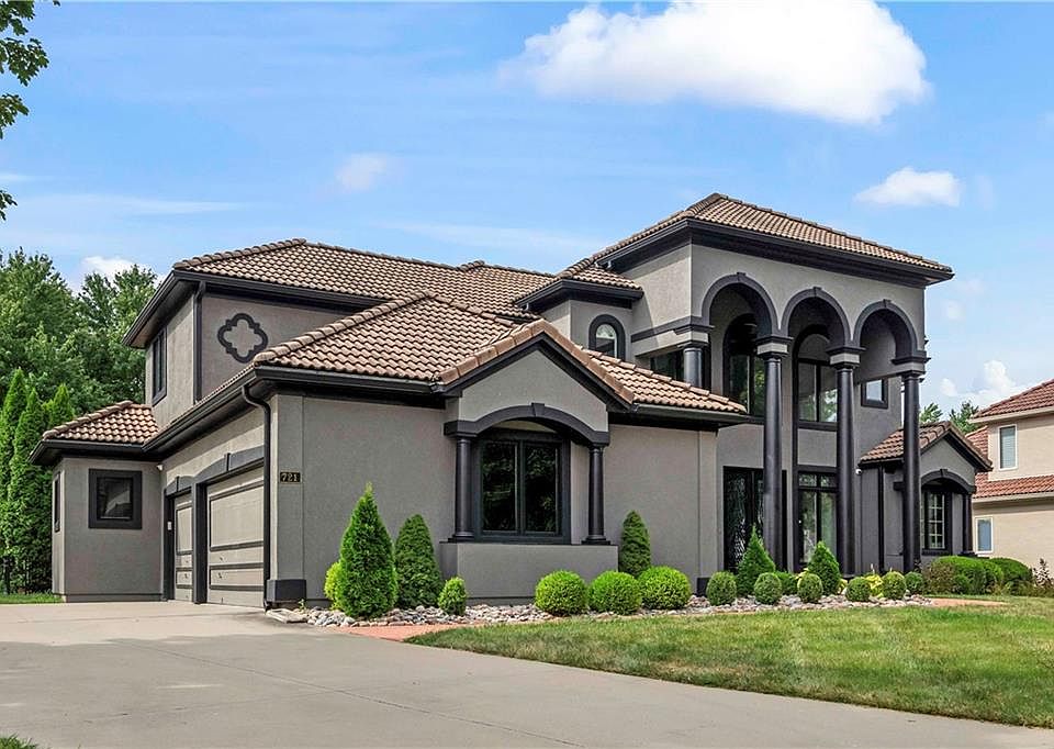 1st image of 721 NE Lake Pointe Dr