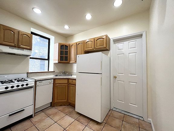 3rd image of 336 E 67th St APT 1
