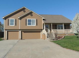 616 Albatross Dr, Grain Valley, MO 64029