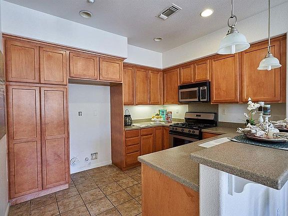 Kitchen (new refrigerator)