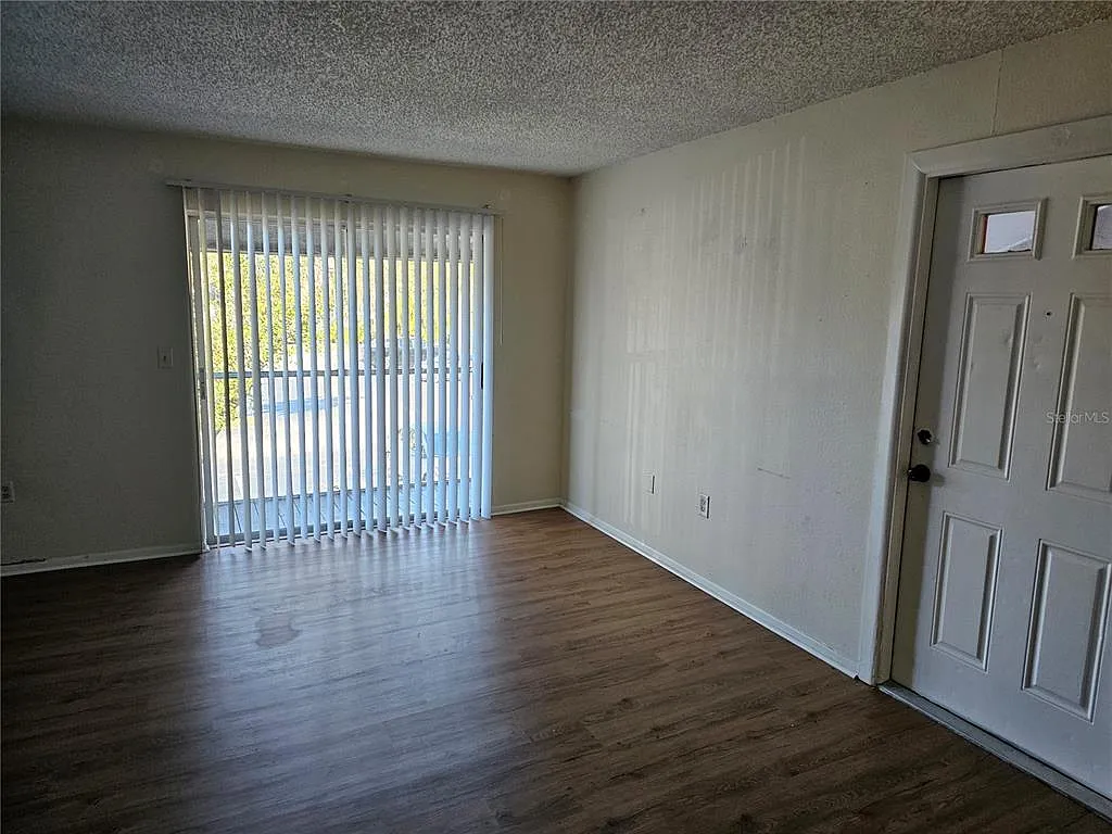 2 bed, 1.0 bath, 864 sqft, $1,350 — Photo 2