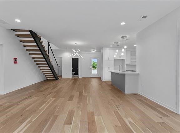 5th image of 1320 E 22nd St
