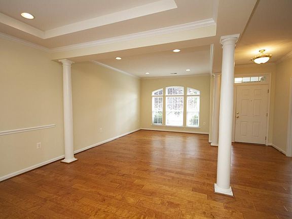 4th image of 483 Four Seasons Dr