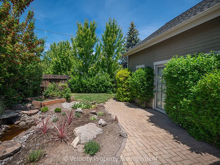 1374 NW Kingston Ave — Photo 40