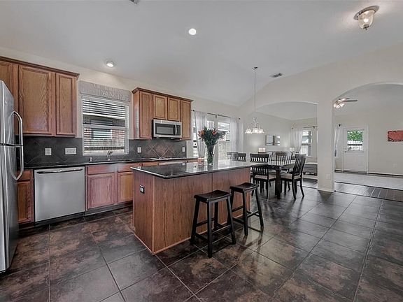 The spacious island kitchen has 42" cabinets , granite counters and stainless appliances !