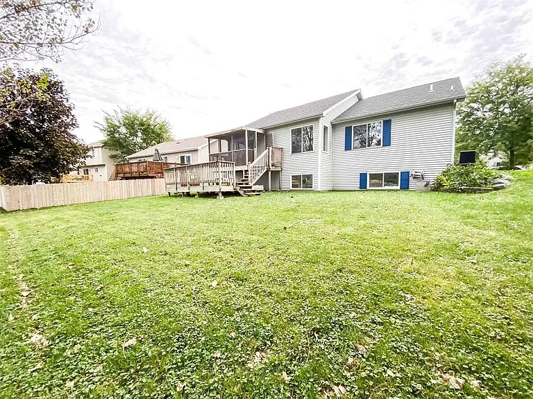 1217 Glacier Hill Dr — Photo 2