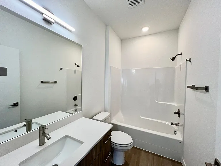 Greenwich Ave Apartments — Photo 39