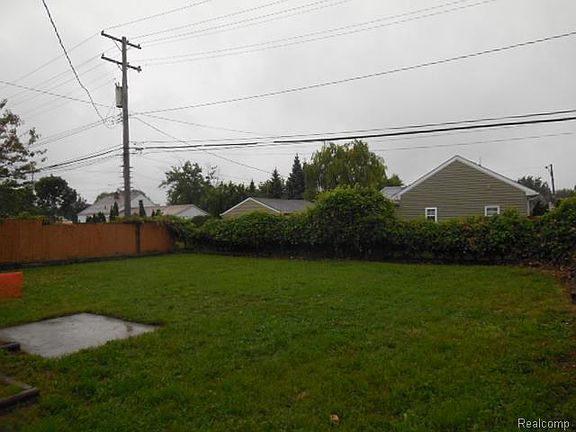 2nd image of 2091 Olive Ave