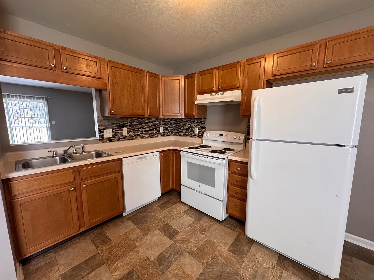 5828 Victory Ave — Photo 3
