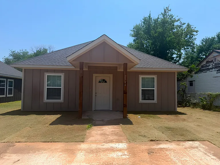 2504 SW H Ave — Photo 1