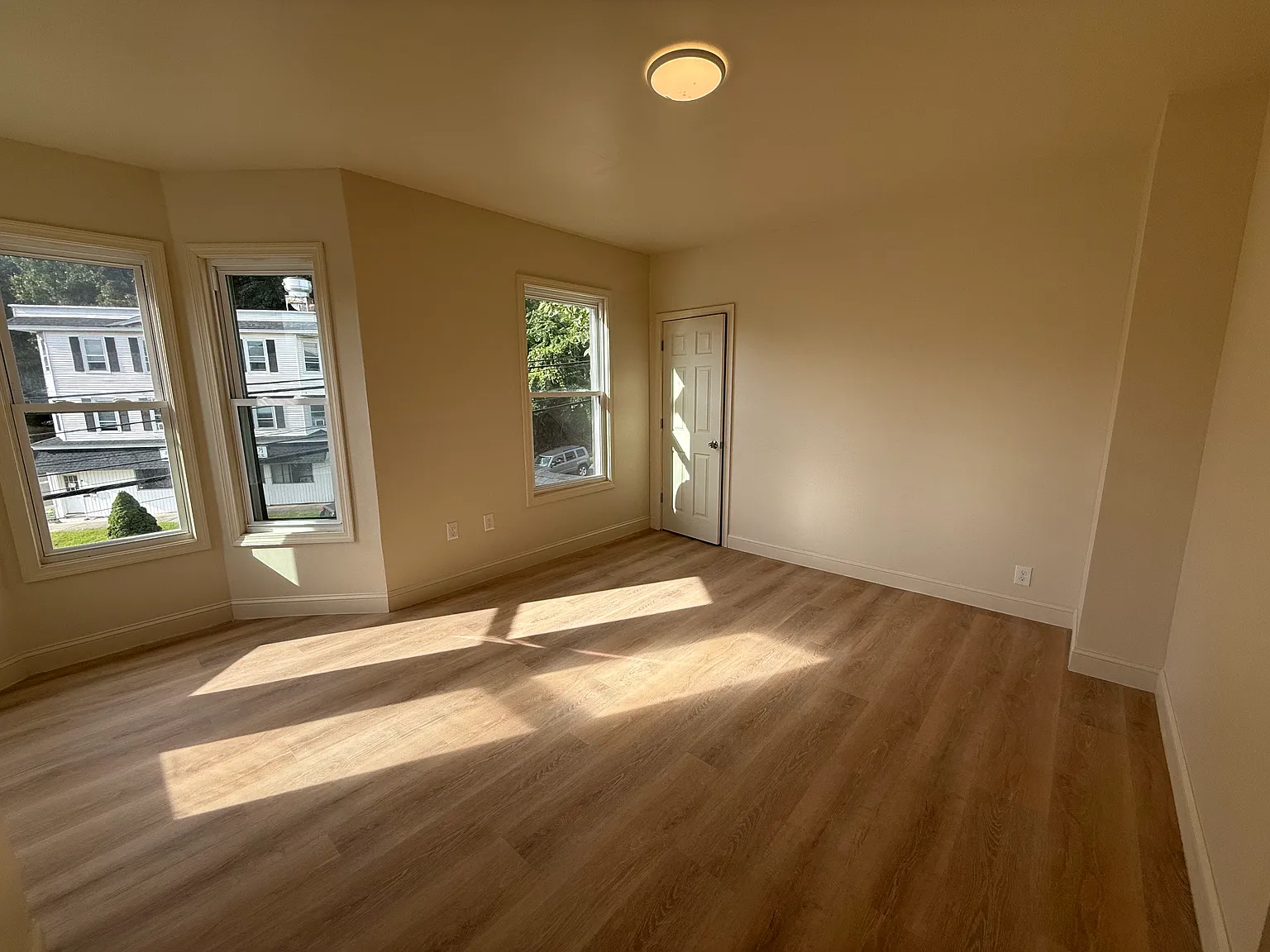 5 bed, $3,000 — Photo 3