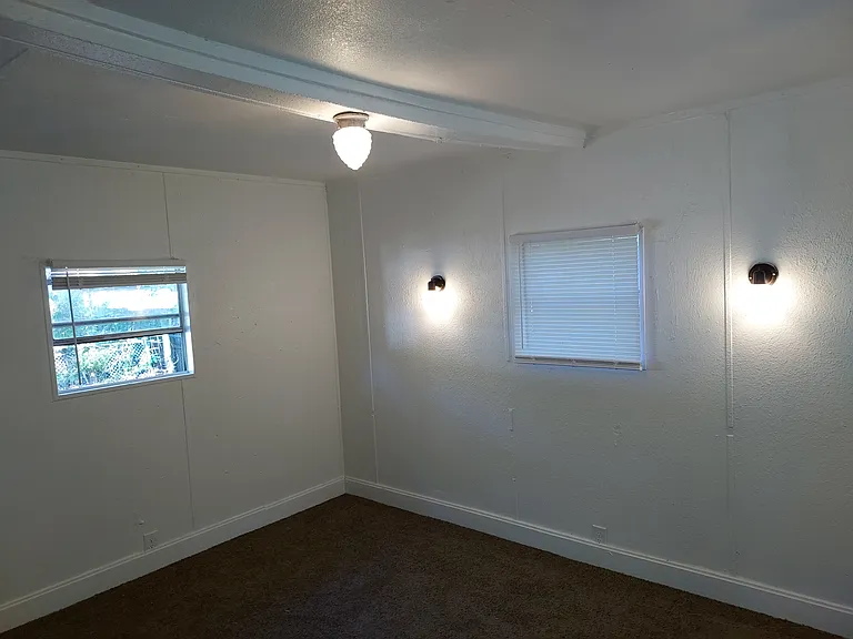 826 Queens Dr — Photo 3