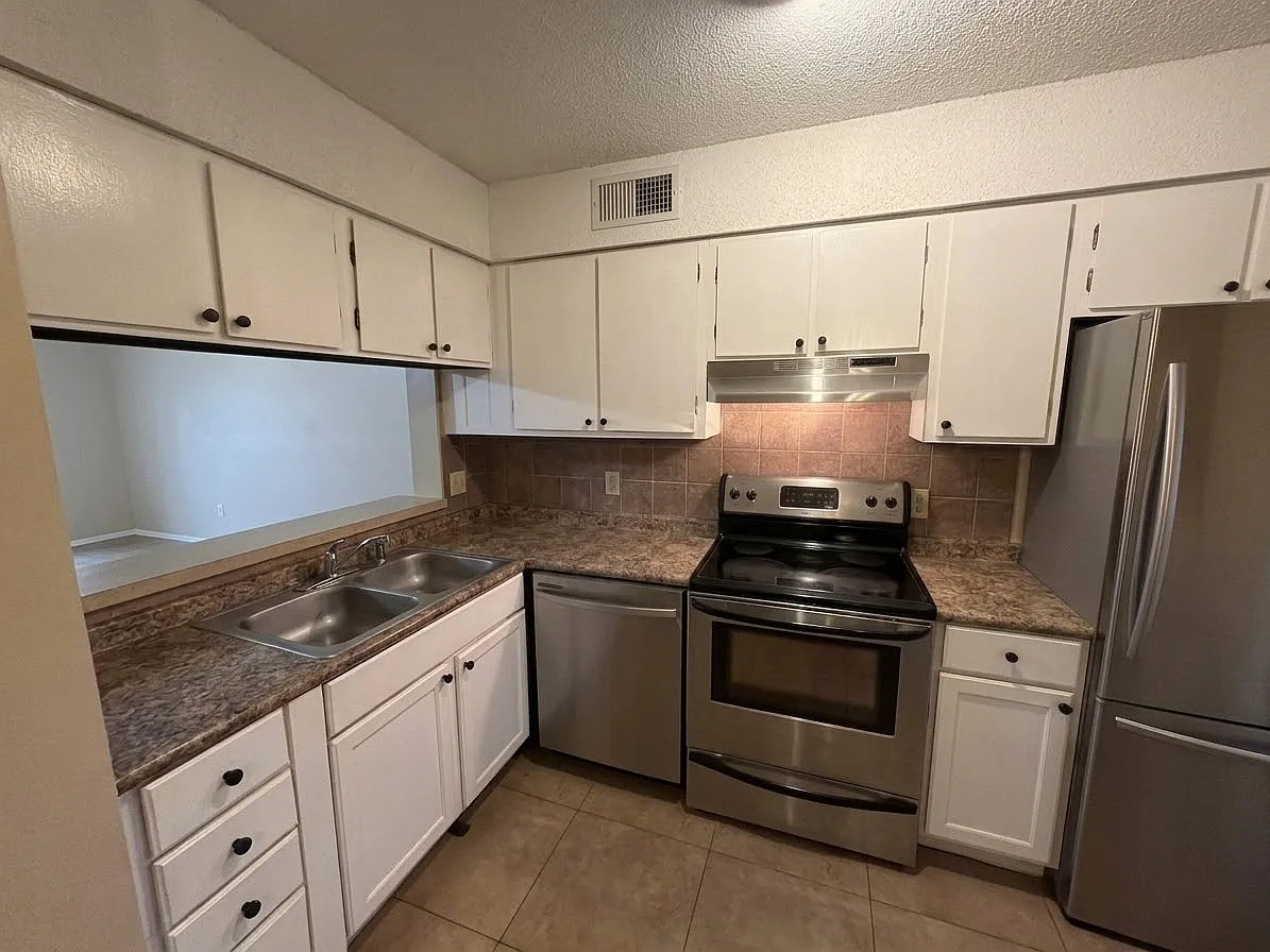 2 bed, 1.5 bath, 906 sqft, $1,400 — Photo 3