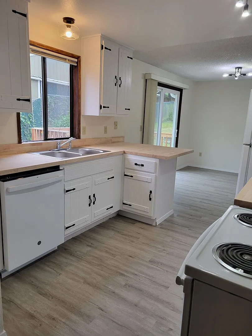 Seahurst Duplex -5208 Seahurst Ave — Photo 2