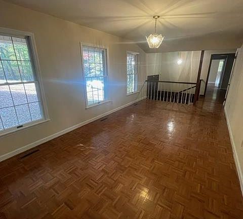 4th image of 837 Honeysuckle Rd