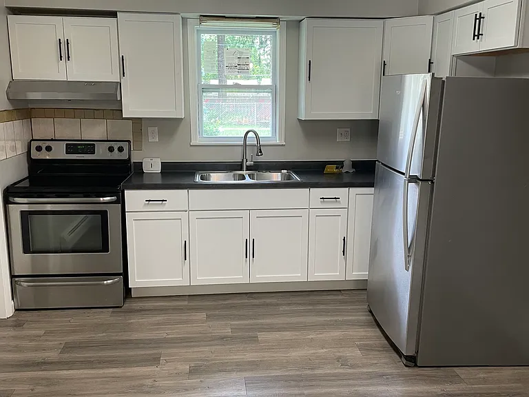 2900 Elisha Ave #B — Photo 3