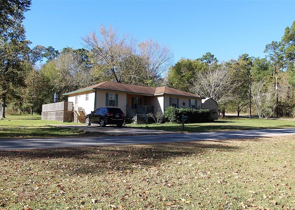 WATERVIEW 3 Bed 2 Bath on large corner lot across the street from the lake!! HVAC Unit approximately 1 year old