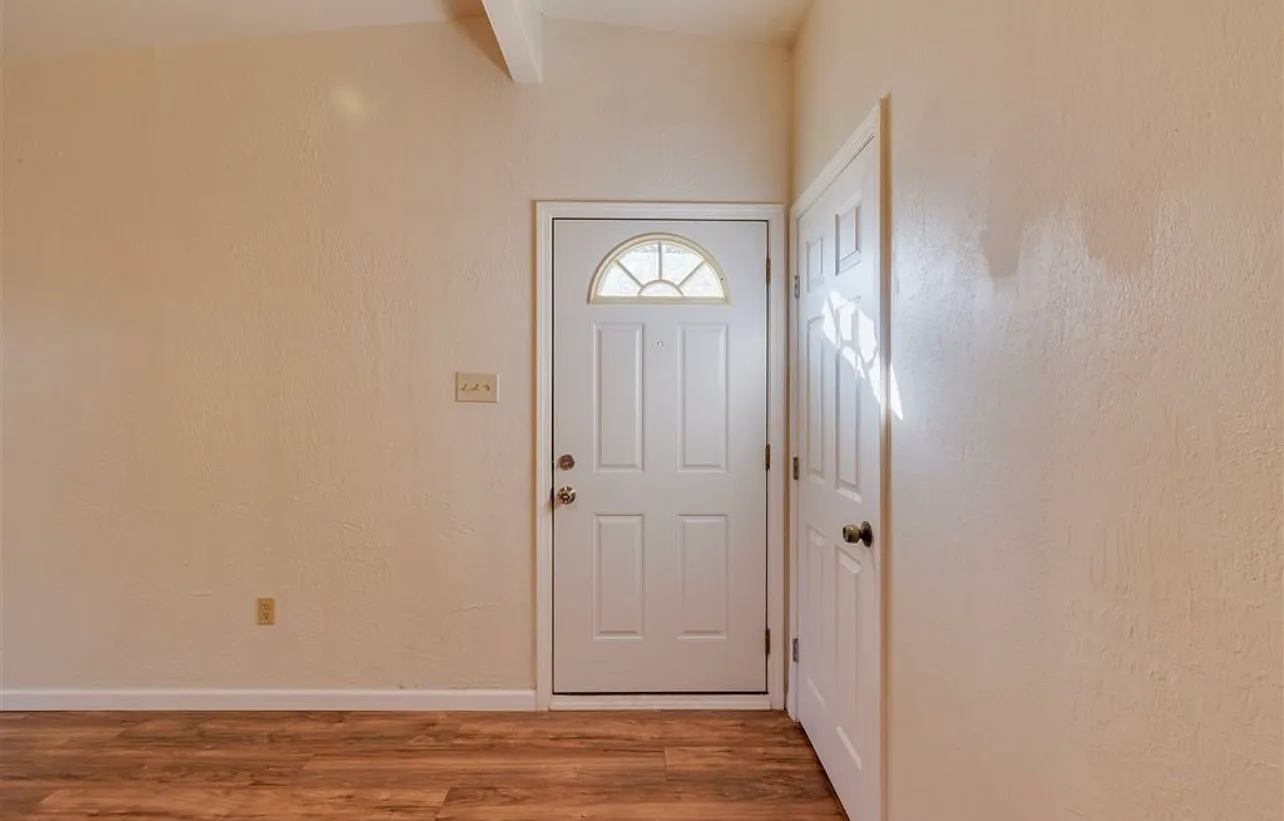 3 bed, 1100 sqft, $975 — Photo 3