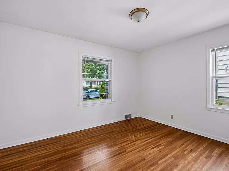 1660 Ford Pkwy — Photo 13