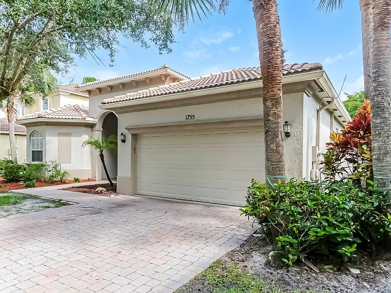 1755 Palisades Dr — Photo 4