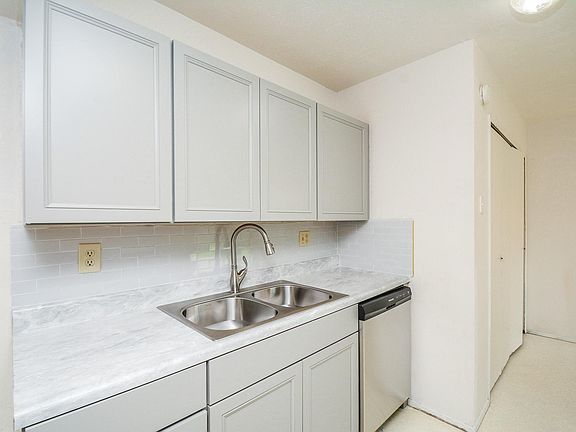 3rd image of 522 Jeff Davis Dr