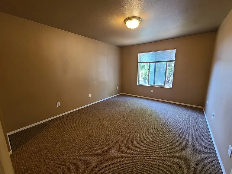 400 E River Ave — Photo 9
