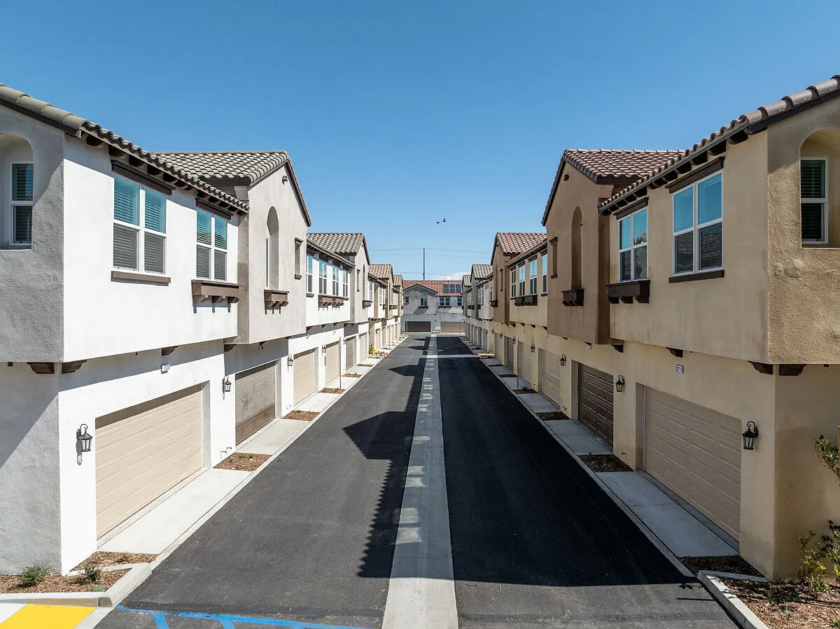 Calista Luxury Townhomes — Photo 4