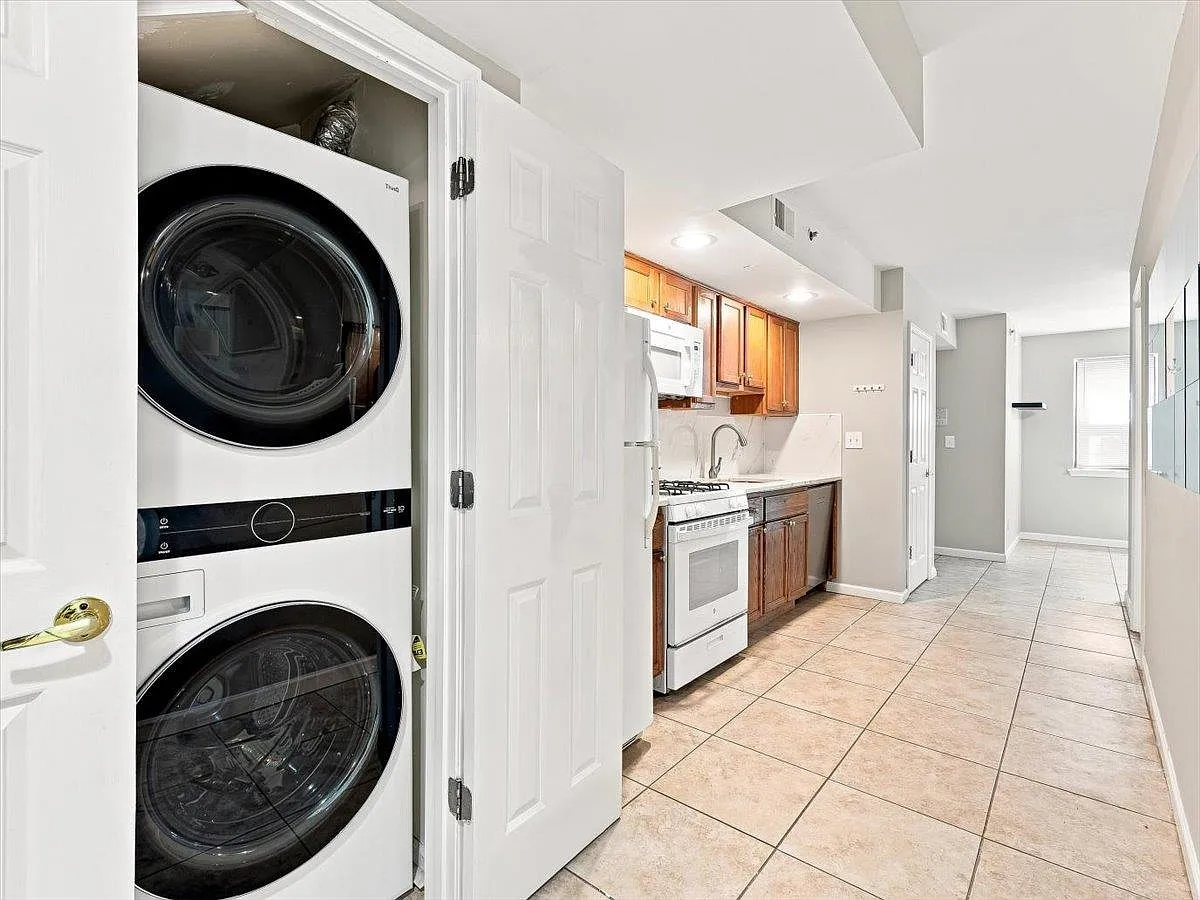 2 bed, 1.0 bath, $2,500 — Photo 3