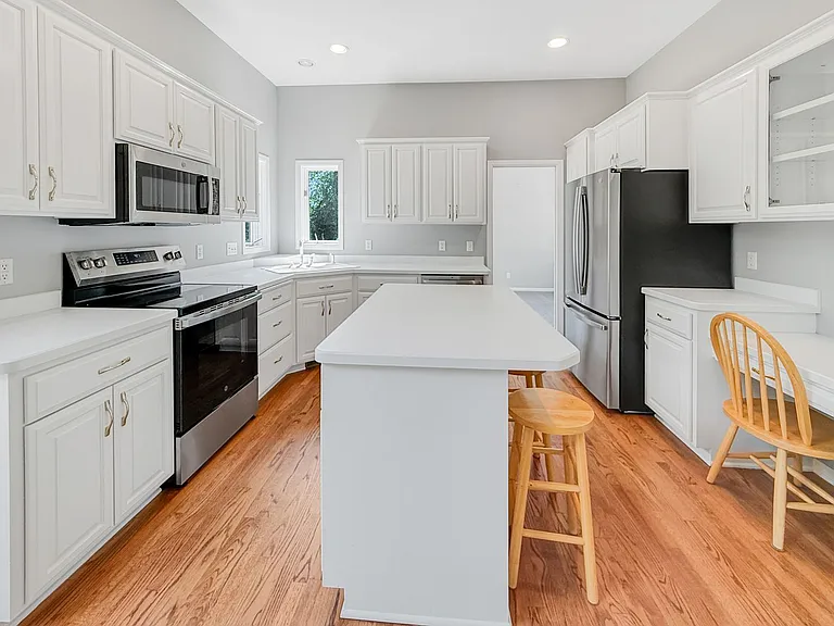 3200 Lakeside Dr — Photo 9