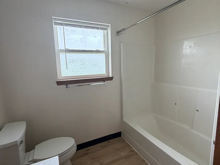 380-382 NW Parr Dr — Photo 7