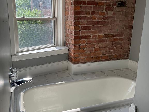 4th image of 959 Nassau St #B
