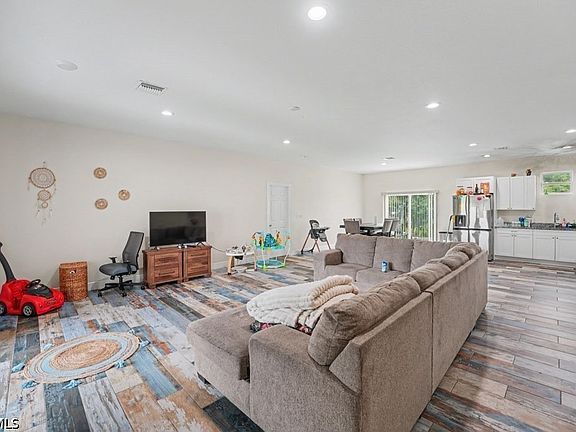4th image of 8006 Oakleaf Cir