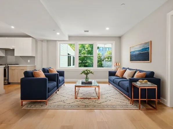 5205 Washington St #404, West Roxbury, MA 02132