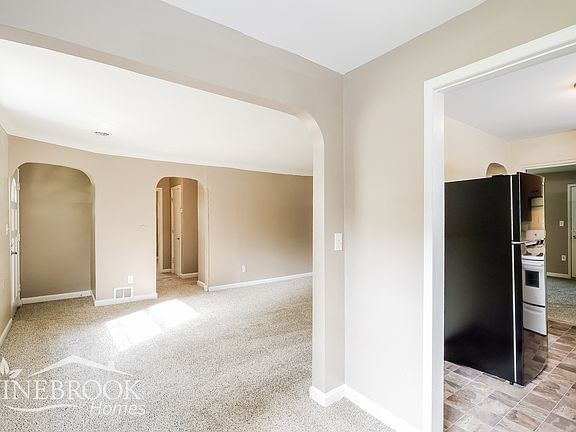 5th image of 424 Cloverdale Ave