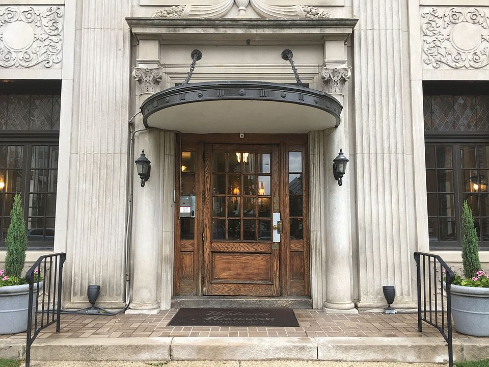 Entrance to front of building