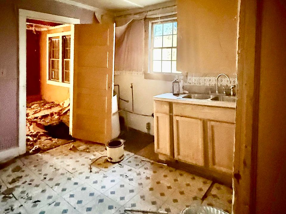 13th image of 834 Peasley St