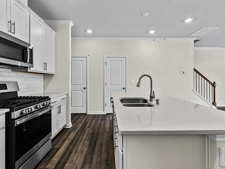 5104 Anamosa St — Photo 7