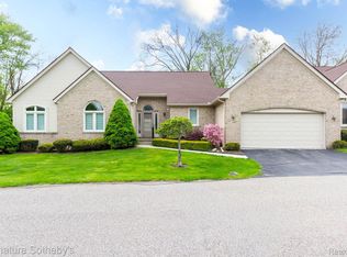 5396 Fairway Ct, West Bloomfield, MI 48323