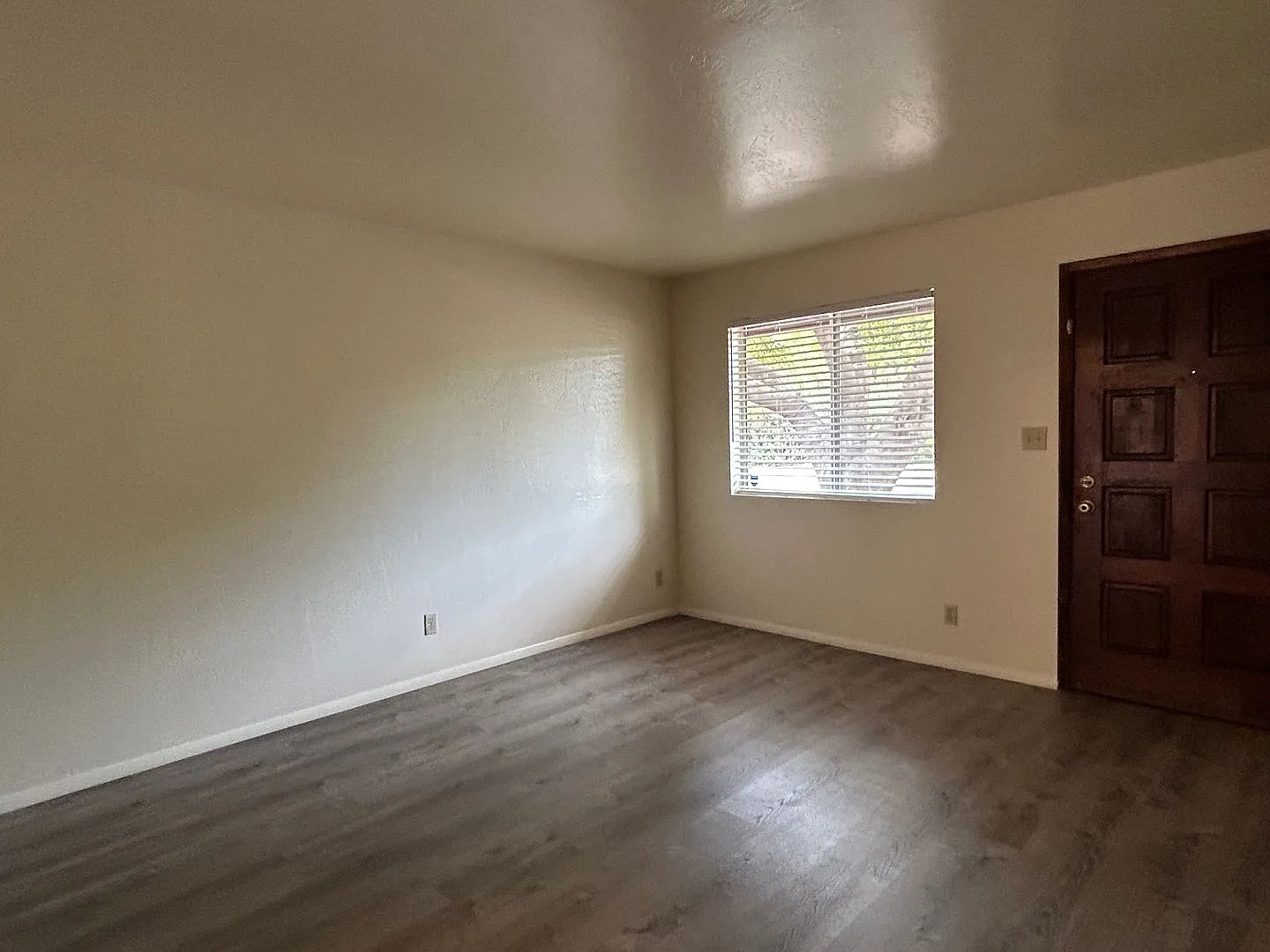 Tempe 2 Bed & 1 Bath End Unit Tri-plex Close to ASU — Photo 2